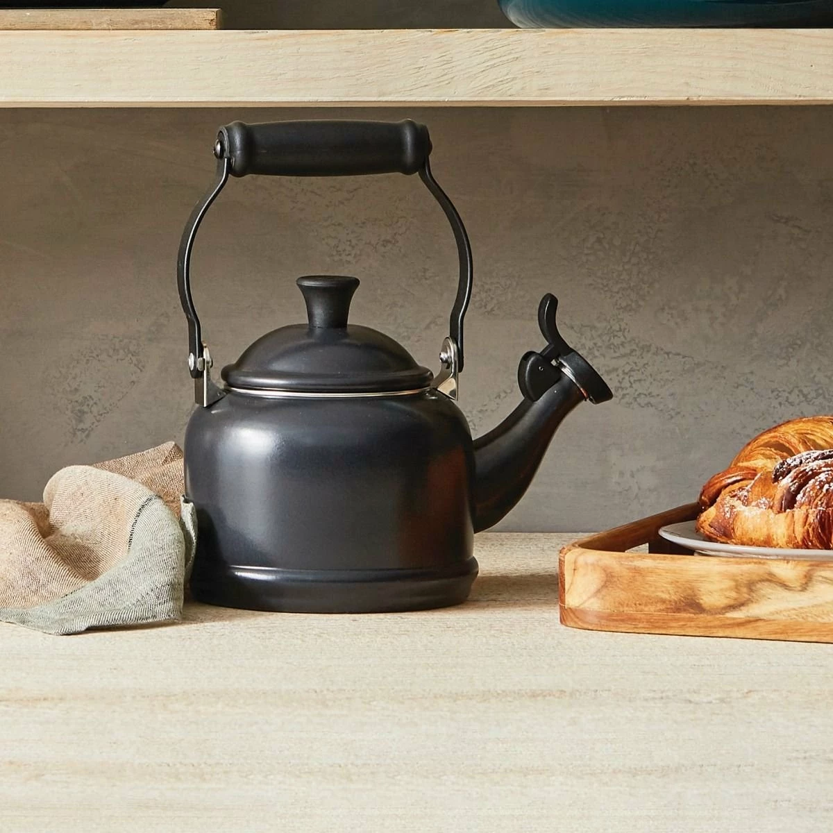Le Creuset 1.25 Qt. Demi Kettle Tea Pot | Licorice 3 Le Creuset 1.25 Qt. Demi Kettle Tea Pot | Licorice - Image 3